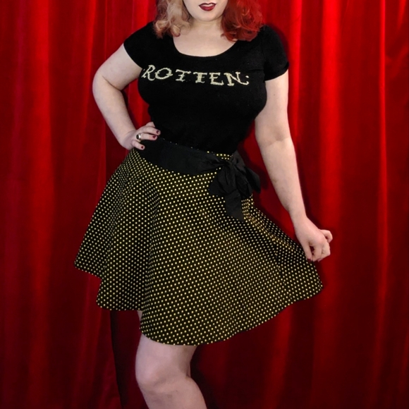 Hot Topic Dresses & Skirts - Hot Topic black and yellow polkadot skater skirt with bow - medium